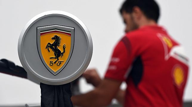 Un mecánico de Ferrari durante un Gran Premio de Fórmula 1