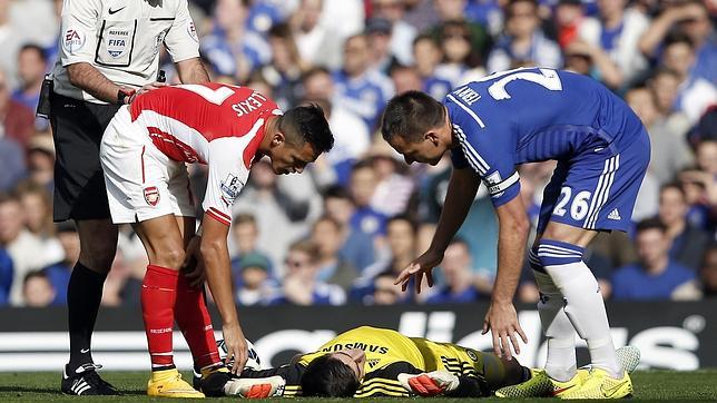 Courtois, hospitalizado después de sufrir un fuerte choque con Alexis Sánchez