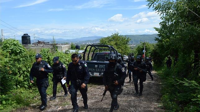 Policías investigan las fosas en Iguala, México