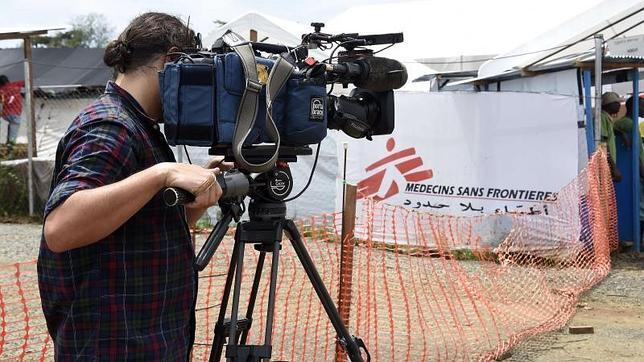 Un cámara graba la entrada del centro de tratamiento de ébola de Médicos Sin Fronteras donde estuvo ingresado el cámara de la NBC