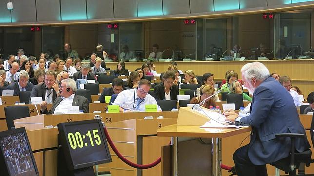 Los eurodiputados vuelven a dar luz verde a la declaración de intereses de Arias Cañete