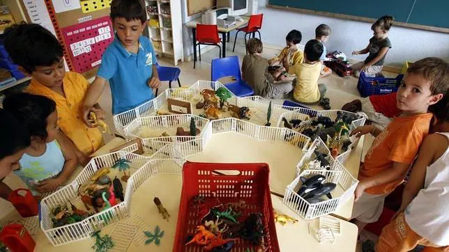 Niños de una escuela de Barcelona juegan durante el primer día de clase