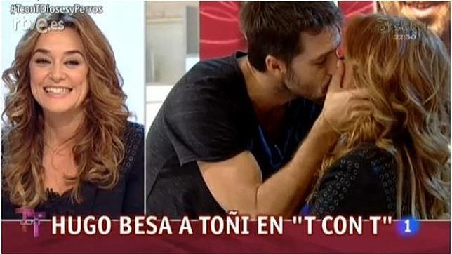 Hugo Silva besa en los labios a Toñi Moreno en directo en «T con T»