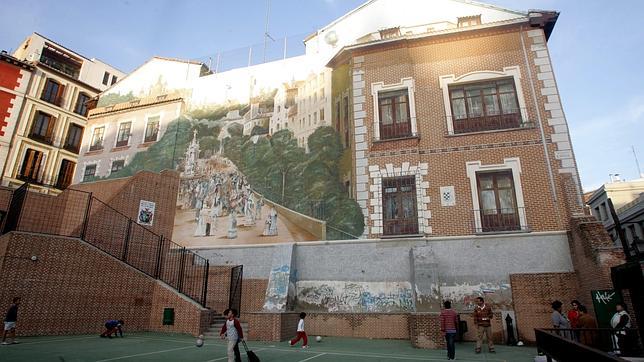 El trampantojo de la fachada del patio del colegio Virgen de la Paloma