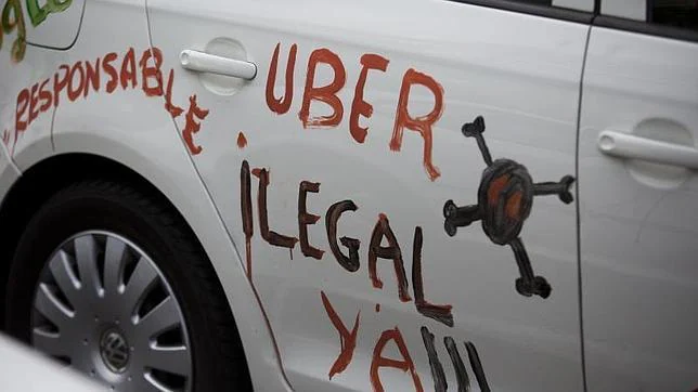 Uno de los taxis durante las protestas del pasado 11 de junio contra la plataforma Uber en Madrid