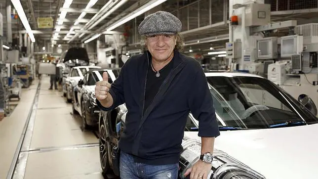 Brian Johnson, de AC/DC, participando en un programa de televisión sobre coches