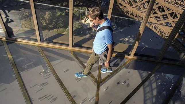 El suelo de cristal de la primera planta de la renovada Torre Eiffel