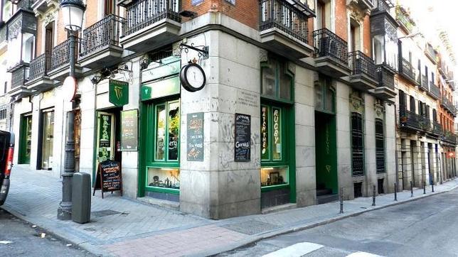 Las maderas verdes dan la bienvenida a este establecimiento típico irlandés de la plaza de las Salesas