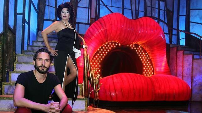 Paco León celebra sus 40 años a ritmo de cabaret