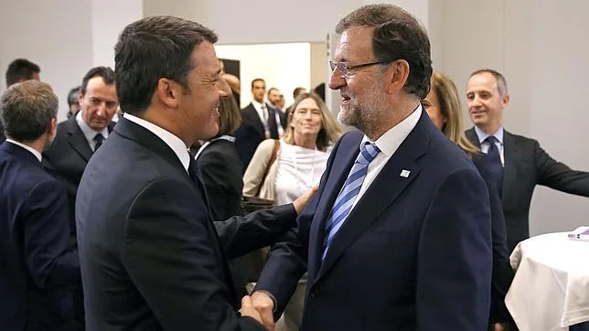 El presidente del Gobierno, Mariano Rajoy (d), saluda al primer ministro italiano, Matteo Renzi (i)