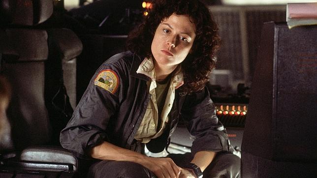 Sigourney Weaver: «Dentro del traje de "Alien" había un chico tutsi de 2,20 metros»