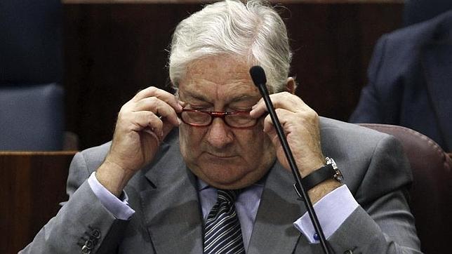 El consejero de Sanidad de Madrid: «No les voy a dar la satisfacción de dimitir»