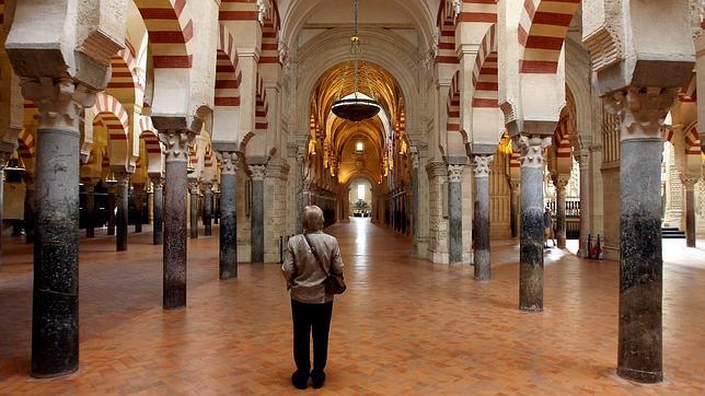 La Junta estudia cómo cambiar la ley que permite a la Iglesia escriturar bienes como la Mezquita-Catedral