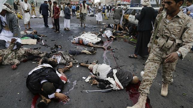 Muertos y heridos en el lugar del atentado suicida de la mañana del jueves en Saná (Yemen)