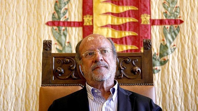 De la Riva aboga por «menos tertulias» y más opinión de «expertos» en ébola