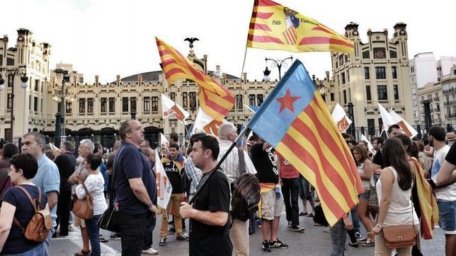 La izquierda valenciana sale a la calle para reclamar el referéndum en Cataluña