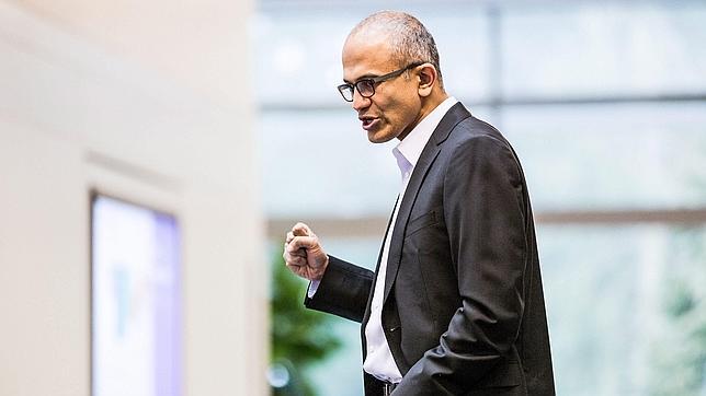 Satya Nadella sugiere que las mujeres en tecnología no deben pedir aumentos