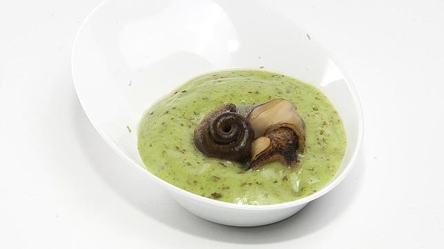 Torrija de placton, caracol y salsa verde