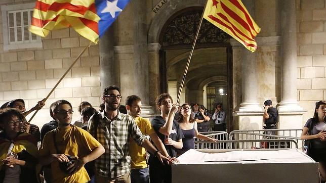 El desafío de Mas y Junqueras a la legalidad pincha en la calle