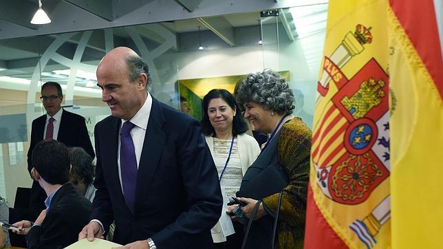 De Guindos: «Hay instrucciones de recuperar todo lo gastado en las tarjetas»