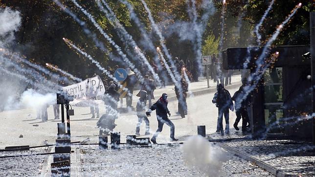 Manifestantes se enfrentan con la Policía antidisturbios en los aledaños de una universidad de Ankara