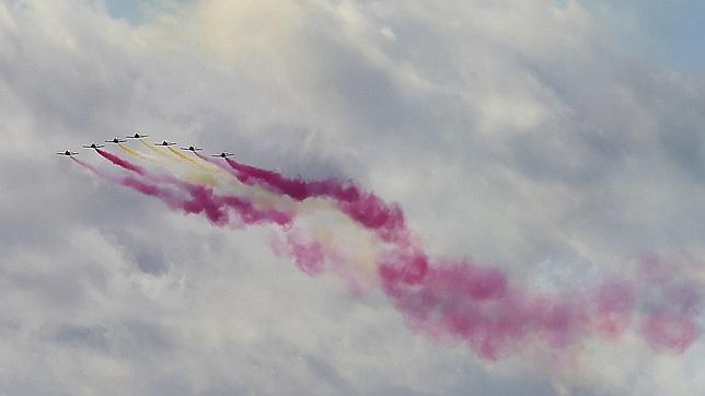 La «Patrulla Águila» tiñe el cielo de Madrid con la bandera de España