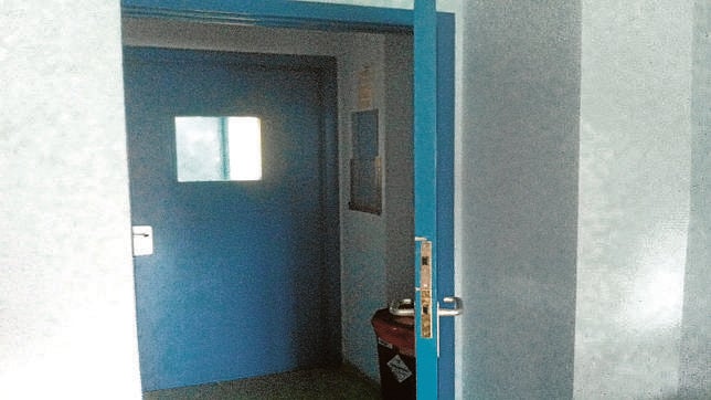 El Carlos III ampliará las esclusas para que quitarse el traje sea más fácil