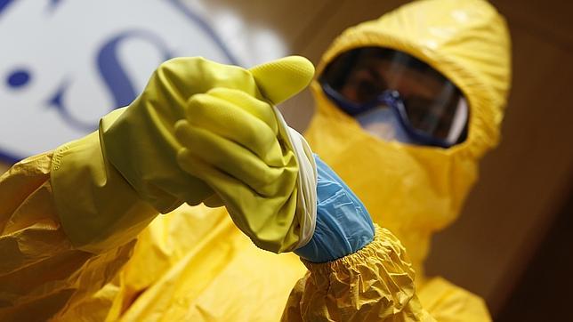 Antes de quitarse las prendas, al salir del área contaminada, se pasa por una ducha de desinfección