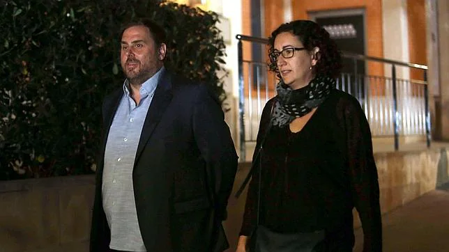 Los líderes de ERC, Oriol Junqueras (i) y Marta Rovira, a su salida de la reunión que mantuvieron el pasado día 9 de octubre