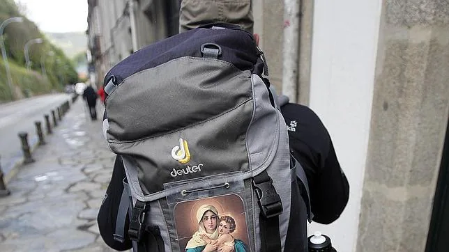 Un peregrino con una imagen de la Virgen y el Niño en su mochila
