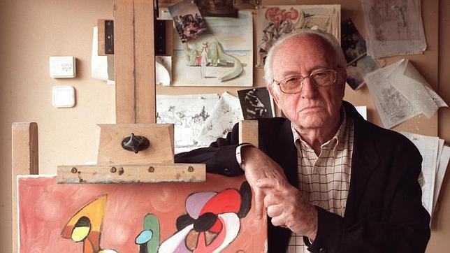 El dibujante y colaborador de ABC, Antonio Mingote, en su estudio con algunas de sus piezas en 2002