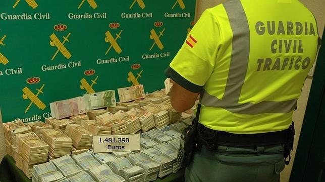 La Guardia Civil confisca un millón y medio de euros que llevaba un hombre en un taxi