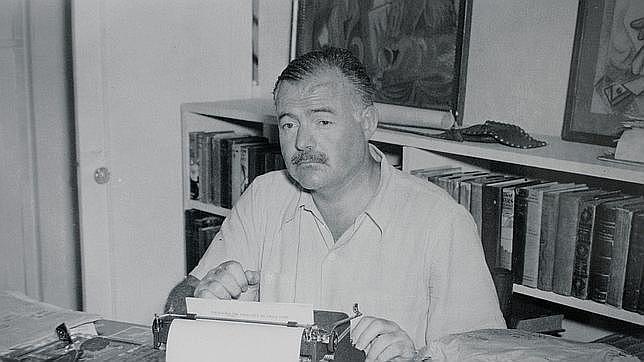 Ernest Hemingway con su máquina de escribir en el salón del apartamento donde residía en Madrid