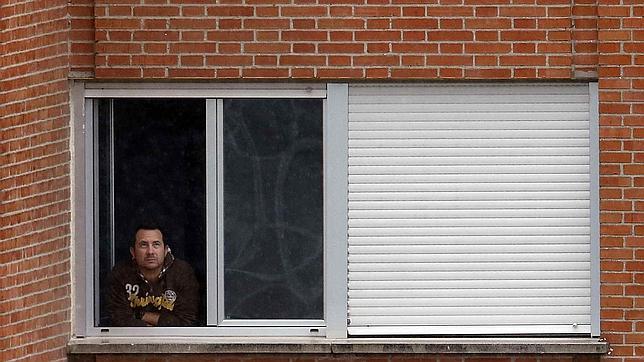 El marido de Teresa Romero, Javier Limón asomado a la ventana en el hospital Carlos III