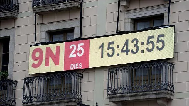 La cuenta atrás hacia el 9N, en la barcelonesa plaza de Sant Jaume, quedaba este martes sin sentido tras desistir Mas de su celebración