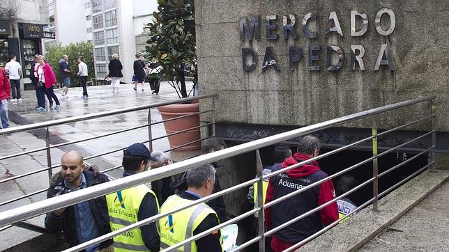 Una macrorredada peina el mercado vigués de A Pedra en busca de falsificaciones