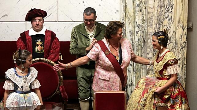 Estefanía y María, proclamadas falleras mayores de Valencia para 2015