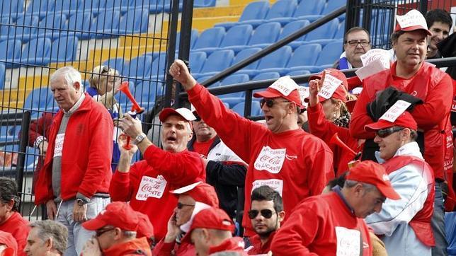 Empleados de Coca-Cola protestan en el Rico Pérez el ERE que sufrió la empresa hace unos meses