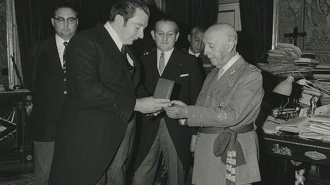Agustí Montal, expresidente del Barcelona, entregando la Medalla de oro a Franco