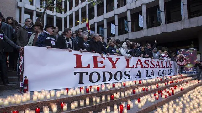 Vigilia-protesta celebrada el martes en contra de la aprobación de la Ley Lassalle