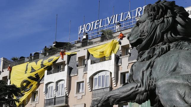 Activistas de Greenpeace intentan colocar una pancarta contra la ley de seguridad ciudadana