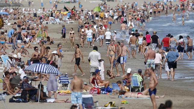 Los valencianos llenan las playas en pleno octubre ante los 30 grados de temperatura