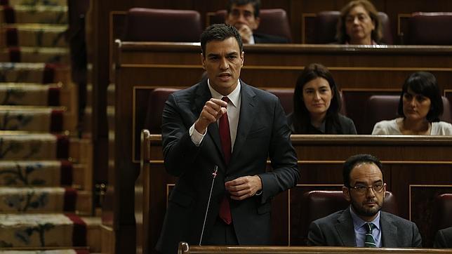 Sánchez pide dedicación exclusiva a los diputados, pero el Congreso permite a dos del PSOE ejercer de abogados