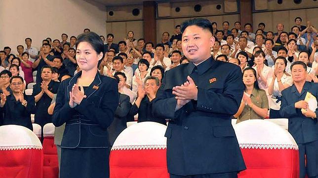 Kim Jong-un, junto a su esposa en un acto oficial