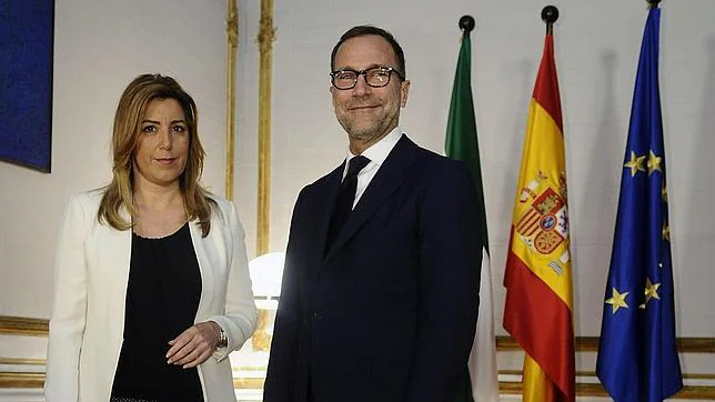 Susana Díaz, con el embajador de Estados Unidos James Costos