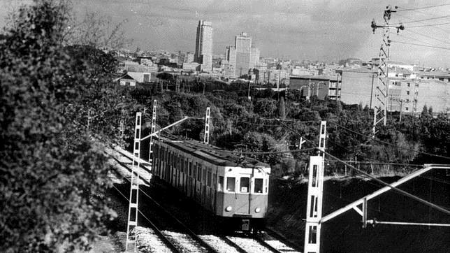 Tren de Metro con destino a la Casa de Campo