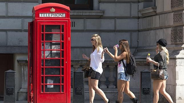 Las cabinas de Londres cargarán móviles con energía solar