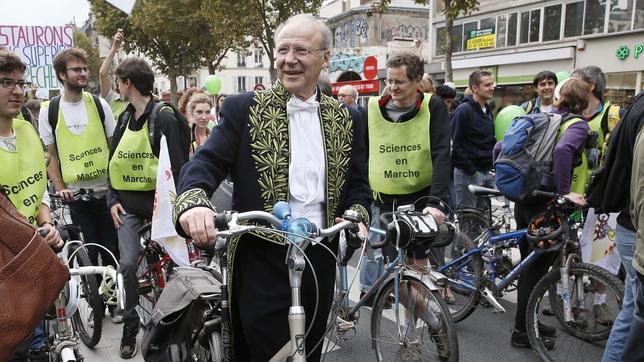 La élite de la ciencia francesa, en guerra contra Hollande por sus recortes