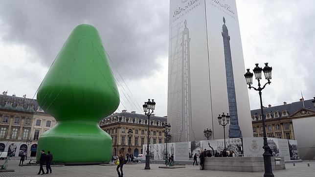 Un consolador gigante en el corazón del París más clásico