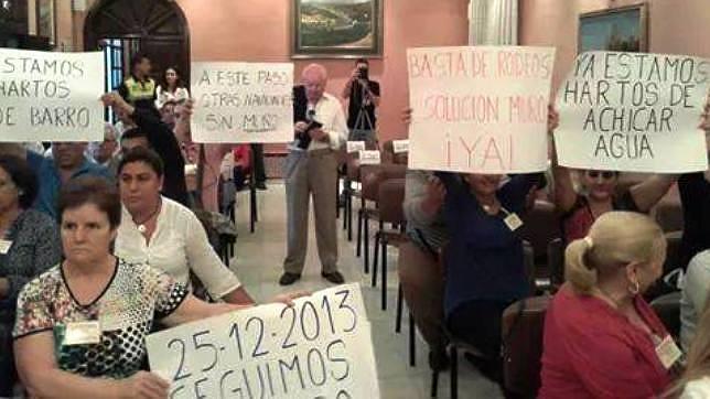 Gutiérrez Limones prohíbe las protestas en el Pleno municipal